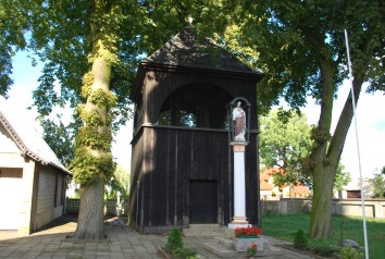Dzwonnica przy kościele w Parkowie