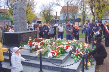 Pomnik na pl. Powstańców Wlkp. w czasie święta 11.11 (2008)