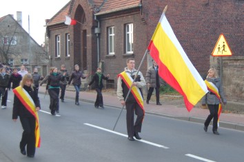 Poczet flagowy z flagą Rogoźna w czasie święta 11.11 (2008)