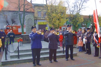 Hejnaliści z Orkiestry Dętej RCK odgrywają hejnał Rogoźna w święto 11.11 (2008)