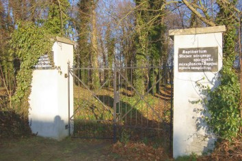Brama z dwujęzycznym napisem prowadząca na teren nieczynnego cmentarza ewangelickiego
