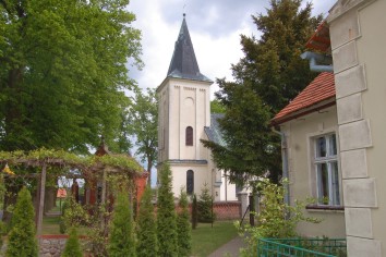 Kościół w Pruścach - widok od plebanii